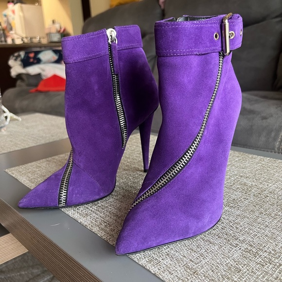 The trendiest color of the season! 💜 Giuseppe Zanotti purple suede ankle boots - Picture 2 of 6